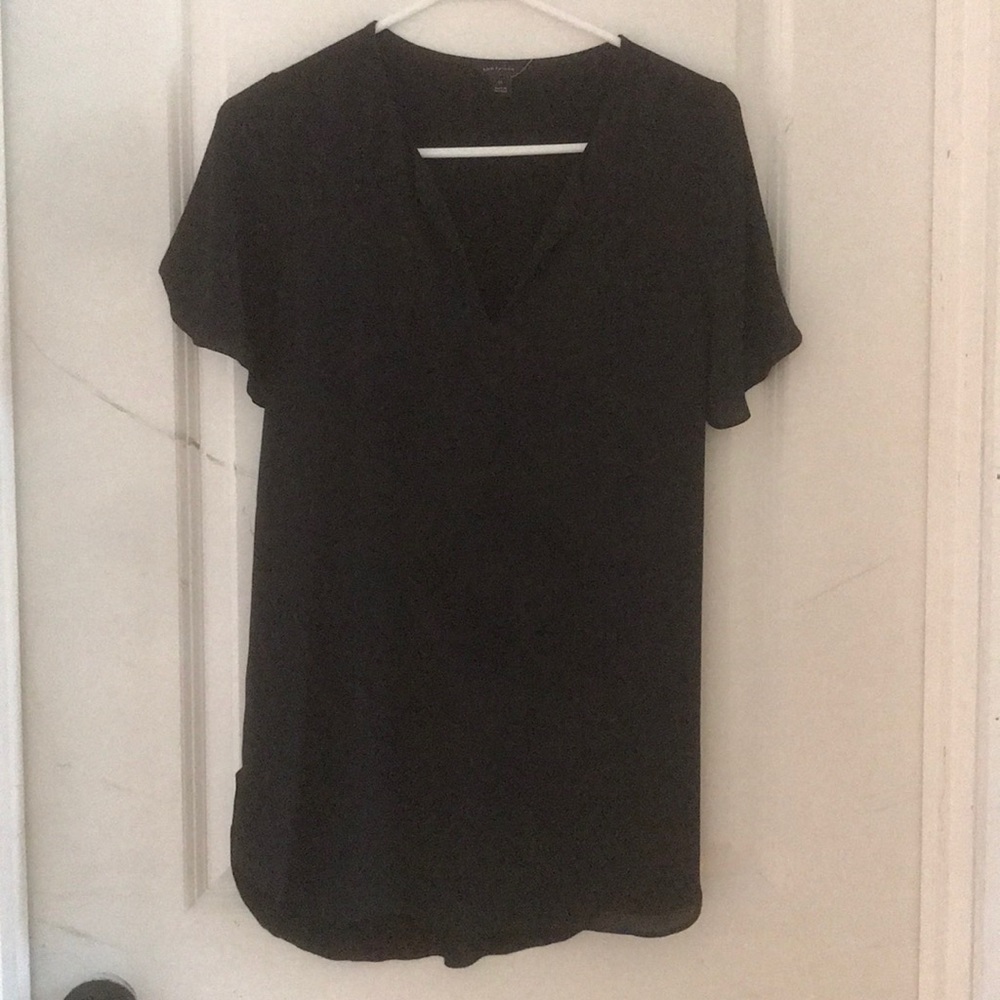 Ann Taylor Short Sleeve flows blouse